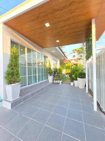 AOM 1505ใกล้สวยแล้วรีโนเวทตกแต่งใหม่พร้อมเฟอร์บ้านเดี่ยวพัทยา เนินพลับหวาน หนองปรือเนื้อที่ 53 ตารางวา 3ห้องนอน 2ห้องน้ำ 1ห้องครัวจอดรถได้ 2คันขายเพียง 3.99 ลบ.ค่าโอน50/50     Almost beautiful renovated, decorated with furniturePattaya single house Naen Plab Wan, Nong PrueArea 53 square wah3 bedrooms2 bathrooms1 kitchenParking for 2 carsSelling for only 3.99 million bahtTransfer fee 50/50ติดต่อขอรูปและรายละเอียดเพิ่มเติม  สนใจนัดชมสถานที่จริงContact คุณต๋อม 081-925-2443   คุณต๋อย 086-542-7078LINE 081-925-2443   LINE 086-542-7078 อสังหาริมทรัพย์ ยิน