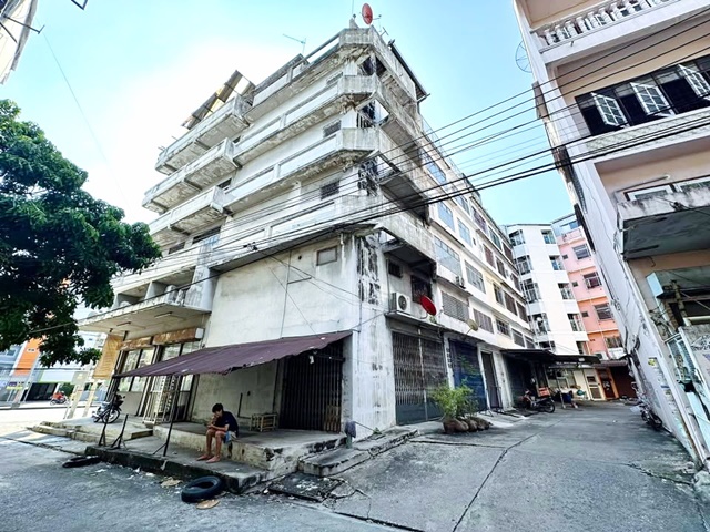 ทาสีใหม่ ภายนอกและภายใน ทั้งหลัง วงเวียนใหญ่ เดอะมอลล์ ท่าพระ 1.1 กม. บิ๊กซี ดาวคะนอง 700 ม.อาคารพาณิชย์ 5 ชั้น ทำเลดี ติดถนนใหญ่ หลังบ้านไม่ติดใคร 3 นอน 2 น้ำ ม.ราชภัฏบ้านสมเด็จเจ้าพระยา 3.2 กม. 17 ตร.วา.285 ตร.ม.ให้เช่า 14,998 B-M แหล่งช้อปปิ้งมากมายใกล้สี่แยกมไหสวรรย์ เหมาะกับเปิดร้านซ่อม ร้านค้า ที่พักอาศัยTaksin monument The Mall ThaPhra 1.1 km. Big C Dao Khanong 700 m. 5-storey commercial building good location 3 bed 2 bath newly painted inside and outside the whole house Rajabhat Bansomdejchaopra