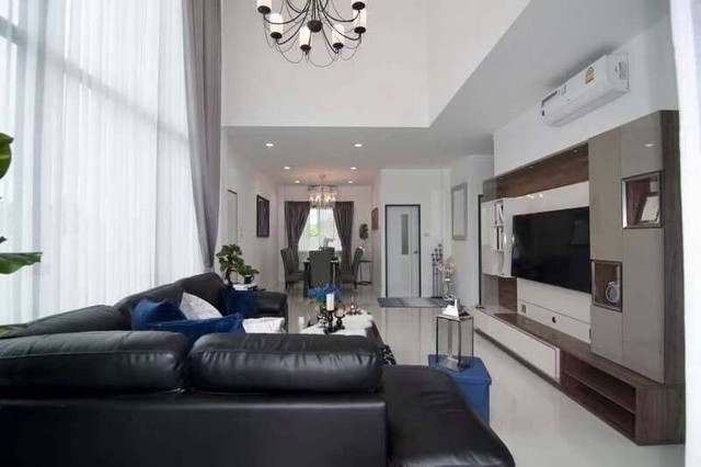 พูลวิลล่าหรู 2 ชั้น สไตล์โมเดิร์น ขายพร้อมผู้เช่า สันผักหวาน หางดง