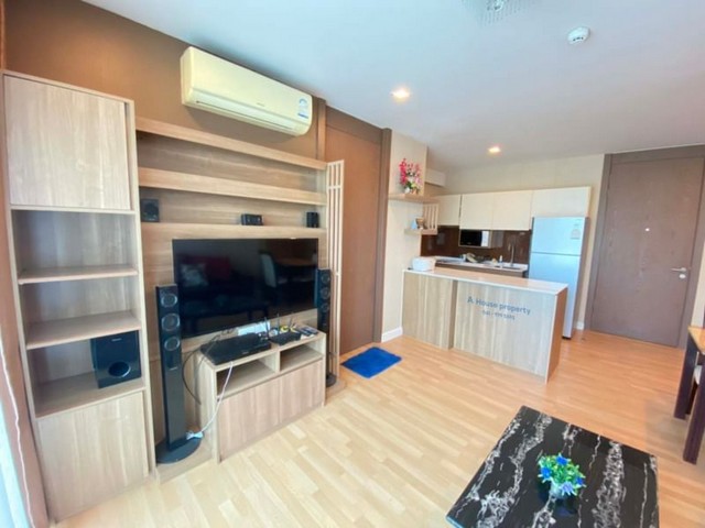 TEL : 092-288 9359 คุณดนิตาLine : https://line.me/ti/p/yxo92dHWP1ด่วนขายคอนโดห้องสวย ราคาสุดคุ้ม ตกแต่งพร้อมเข้าอยู่ กรีนเลค คอนโด ศรีราชา  รายละเอียด พื้นที่ใช้สอย 49 ตรม. ตึก 2 วิวสระและวิวเมืองขนาด 1 ห้องนอน 1 ห้องน้ำ 1 ห้องนั่งเล่น พร้อมเฟอร์นิเจอร์บิ้วอิน และเครื่องใช้ไฟฟ้าครบครัน สิ่งอำนวยความสะดวก  - ลิฟต์ - ฟิตเนส - สระว่ายน้ำ - ที่จอดรถ - สวนหย่อม - กล้องวงจรปิด- การรักษาความปลอดภัย 24 ชั่ว โมง ส