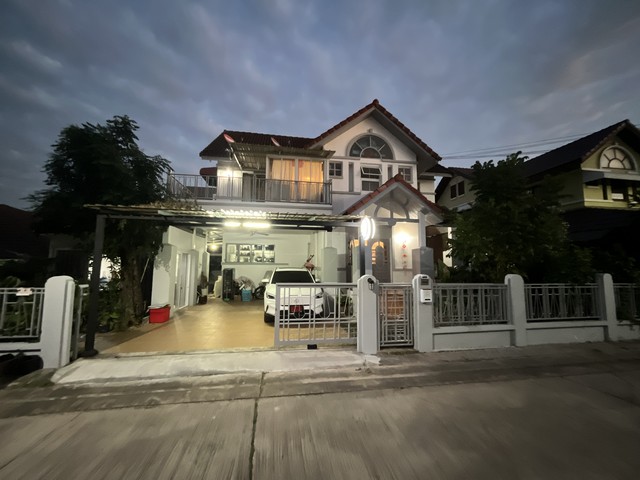 บ้านเทอเรสฮิลล์ ศรีราชานีน่านิค : 094-6599-369Line : ninanick369e-mail : nj.property21@gmail.comหมู่บ้านเทอเรสฮิลส์  ศรีราชา (ไร่กล้วย)  ขายบ้านเดี่ยว 2 ชั้น ต่อเติมห้องรับแขกส่วนตัว- เนื้อที่ 79 ตรว- 4ห้องนอน 4 ห้องน้ำ  - ต่อเติมอาคารรับรองแขก แยกห้องน้ำในตัวพร้อมอ่างอาบน้ำ  - ห้องพระ  ห้องครัว ห้องรับแขก  ทานข้าว  - แอร์ 5 ตัว  เครื่องทำน้ำอุ่น3  เครื่องทำน้ำร้อน1 - ปั๊มน้ำ โอ่งแดง1200ลิตร 2 ใบ - ฮู๊ดดูดควัน เครื่อ