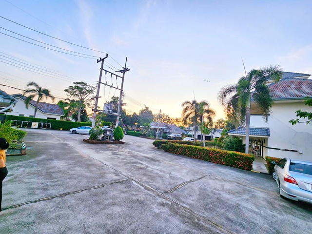 ให้เช่าขาดทุน 50% สยามคันทรีคลับ 4.5กม.Pool Villa โรงแรม 40 ห้อง 2ชั้น  รีสอร์ท 8 หลัง พัทยา 200 ม. 8 ไร่  ถ.พรประภานิมิต 3300 ตรม.