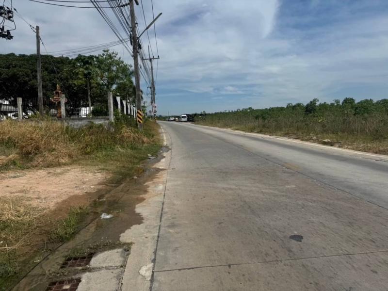 #ขายที่ดินแหลมฉบังชลบุรี#ขายที่ดิน​#แหลมฉบัง ศรีราชา????ใกล้นิคมปิ่นทอง 1ชลบุรี​✴️ที่ดินจำนวน​   13 ไร่????ที่ดืนผังม่วงลาย✴️​ราคาขาย:ไร่ละ 7​  ล้านบาท ✴️ลักษณะ​ที่ดิน ????ที่ดินถมแล้ว พร้อมใช้งาน ????หน้ากว้างติดถนนคอนกรีต 80 เมตร ✴️ที่ดินเหมาะสำหรับสร้างโรงงาน​, โกดัง​ , คลังสินค้า​ หรือธุรกิจ​อื่นๆๆ????ห่างจากท่าเรือแหลมฉบังเพียง 10 กิโลเมตร???? ใกล้นิคมอุตสาหกรรมปิ่นท