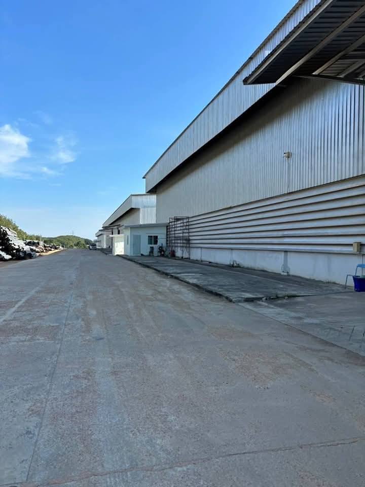 #ให้เช่าโกดังที่ระยอง#ให้เช่าโกดังคลังสินค้านิคมพัฒนาระยอง #ให้เช่าโกดังคลังสินค้า????พื้นที่ขนาด 1,800 ตรม 3,000 ตรม ????พื้นที่สีเหลือง ✴️​EEC  พนานิคม นิคมพัฒนา ระยอง _____________________________✴️รายละเอียด✴️????พื้นที่ขนาด1,800 ตรม 3,000 ตรม????พื้นที่ขนาดกว้าง 60x30เมตร=1,800 ตร.ม????พื้นที่ขนาดกว้าง 100x30 เมตร=3,000 ตร.ม????พื้นที่สีเหลืองอ่อน????มีออฟฟิศ 1 ห้อง มีห้องน้ำ 2 ห้อง????ความสูงของโกดัง 9-12 เมตร????พื้นรับน้