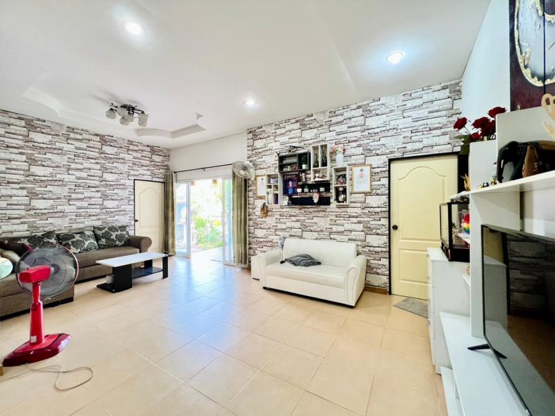 ขายบ้านน่าอยู่กว้างมากก พื้นที่ใช้สอย 171 ตร.ว. 3 ห้องนอน 2 ห้องน้ำ ห้องพระ ห้องโถงขนาดใหญ่