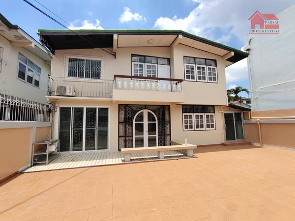 ให้เช่าบ้านสวยทำออฟฟิศ 2ชั้น เนื้อที่ 60 ตร.ว พื้นที่ใช้สอย 220 ตร.ม 6ห้องนอน 3ห้องน้ำ แอร์  ถนน ลาดพร้าว เขตบางกะปิ ราคาเช่า 30,000 บ/ด