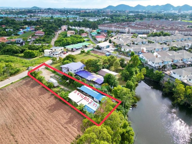 TEL : 092-288 9359 คุณดนิตาLine : https://line.me/ti/p/yxo92dHWP1ที่ดินพร้อมสิ่งปลูกสร้าง ซอยลุงเทิ้ม บางพระ ศรีราชา หน้าที่ติดถนนคอนกรีต รายละเอียดลักษณะแปลงที่ดินรูป สี่เหลี่ยมผืนผ้าเนื้อที่ 3 งาน 85.2 ตารางวา พร้อมสิ่งปลูกสร้าง 2 ห้องนอน 1 ห้องน้ำ 1 ห้องครัวมีที่จอดรถในร่ม หลังที่ดินมีลำน้ำบรรยากาศดี(คชจ.วันโอน ทั้งหมด 50/50)ต่อรองกับเจ้าของได้โดยตรงเดินทางสะดวก : ที่ดินล้อมรอบไปด้วยโครงการห