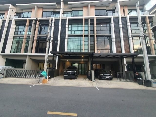 ให้เช่าโฮมออฟฟิศ 4 ชั้น โครงการพรีเมี่ยมเพลส เกษตร-นวมินทร์ ถนนสุคนธสวัสดิ์ ( รับต่างชาติ และจดบริษัทได้ )ราคาเช่า 65,000 บาท / เดือน ( สัญญาขั้นต่ำ 1 ปี ประกัน 2 เดือน ล่วงหน้า 1 เดือน )ที่ตั้ง ถนนสุคนธสวัสดิ์ แขวงลาดพร้าว เขตลาดพร้าว กรุงเทพติดต่อ : คุณภัสพงณ์ 0634098164Line : deedaa23พื้นที่ใช้สอย 255 ตรารางเมตร กว้าง 5.7 เมตร จำนวน 4 ชั้น 3 ห้องนอน 4 ห้องน้ำ จอดรถ 2 คัน ( หน้าบ้าน 1 คัน ส่วนกลางจ�