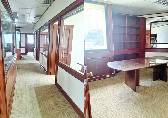 BTS ศาลาแดง 200 ม ให้เช่าสำนักงานชาญอิสสระ สีลมคอมเพล็กซ์ 200 ม.ให้เช่าชั้น7-12 ติดถนนใหญ่ 10นอน 5น้ำ ใจกลางเมือง ย่านธุรกิจ