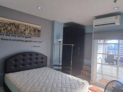 คอนโดราคาสุดคุ้ม!! ติดถนนประชาอุทิศ ห้วยขวาง ทำเลเยี่ยม!! ขายคอนโด จอนนี่ ทาวเวอร์ Johnny Tower 35.55 ตรม. ชั้น 12 ใกล้ MRT ห้วยขวาง ประตู 2 . คอนโด จอนนี่ ทาวเวอร์ ( Johnny Tower ) ที่ตั้ง : ถนนประชาอุทิศ แขวงห้วยขวาง เขตห้วยขวาง จังหวัดกรุงเทพมหานคร . แผนที่ > https://maps.app.goo.gl/bojCdaU8bE9cdeRT6 . รายละเอียด - ขายห้องขนาด 35.55 ตารางเมตร ชั้น 12  - ระเบียงหันทิศตะวันตกเฉียงใต้ - 1 ห้องนอน 1 ห้องน้ำ 1 ห้องครัว 1 ห้องโถ่ง มีระ