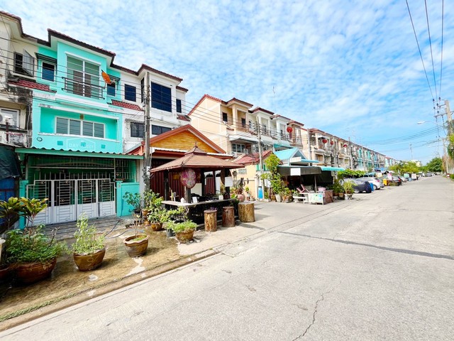 ขายทาวน์โฮม 3 ชั้น หมู่บ้าน นิสา (หนองแขม เพชรเกษม 63) เนื้อที่ 16 ตร.ว. ขายเพียง 1,990,000 ล้านบาท