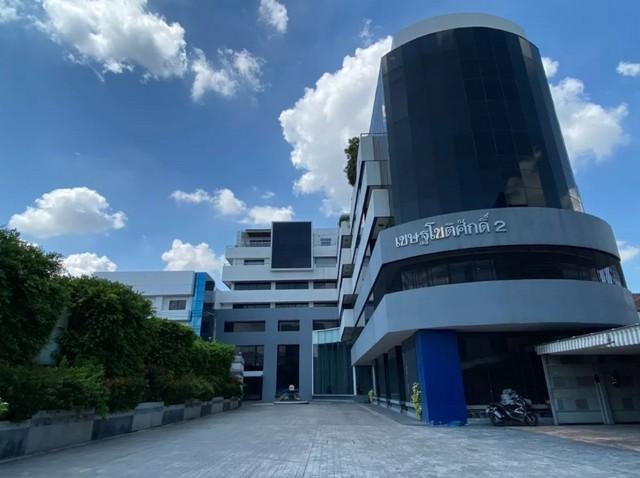 ขายอาคารสำนักงาน 6 ชั้น พร้อมชั้นใต้ดิน อาคารเชษฐ์โชติศักดิ์ 2 พร้อมอาคาร 4 ชั้น 6 คูหา ลาดพร้าว 15 เขตจตุจักรราคาขาย 195,000,000 บาทที่ตั้ง ถนนลาดพร้าว ซอยลาดพร้าว 15 แยก 1-9 แขวงจอมพล เขตจตุจักร กรุงเทพติดต่อ : คุณภัสพงณ์ 063-409-8164Line : deedaa23เนื้อที่ 2 ไร่ 4 ตารางวา จำนวน 6 ชั้น พื้นที่ใช้สอย 9,231 ตารางเมตร (ตามใบอนุญาติก่อสร้าง)ที่จอดรถประมาณ 20 คัน (รวมด้านหน้าและด้านข้างของอาคาร) ลิฟต์ใน�