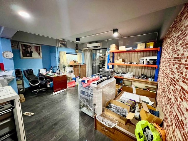 ทาวน์เฮ้าส์ หมู่บ้าน อมรพันธ์ ซอย เทิดราชัน 13 หลังริม