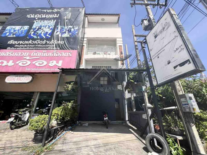 BHL884อาคารพาณิชย์ 3.5 ชั้น ติดถนน เครือสหพัฒน์ ศรีราชาที่ตั้ง : สุรศักดิ์ อำเภอศรีราชา ชลบุรี 20110รายละเอียด- เนื้อที่ 25 ตารางวา พื้นที่ใช้สอย 400 ตารางเมตร- หน้ากว้าง 6 เมตร ลึก 25 เมตร - ขนาด 3 ห้องนอน 4 ห้องน้ำ - ที่จอดรถ 1 คัน- ปัจจุบันทำเป็นห้องเช่า ทั้งหมด 5 ห้องสถานที่ใกล้เคียง- ท่าเรือแหลมฉบัง- นิคมอุตสาหกรรมแหลมฉบัง- นิคมอุตสาหกรรมปิ่นทอง- โรงพยาบาลแหลมฉบัง- โรงพยาบาลวิภ