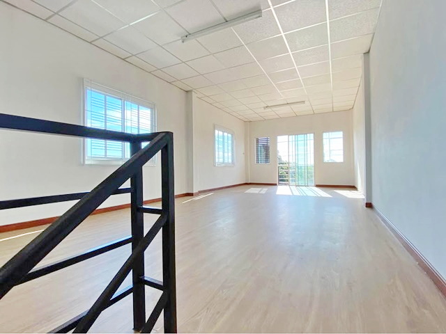 ตลาดทรัพย์พัฒนา 1.8 กม.โลตัส แพรกษา-สมุทรปราการ 800 ม.อาคารพาณิชย์ 3 ชั้น หลังมุม 3นอน 3 น้ำ 25 ตร.วา.300 ตร.ม.  รร.สุขเจริญผล 1.2กม.