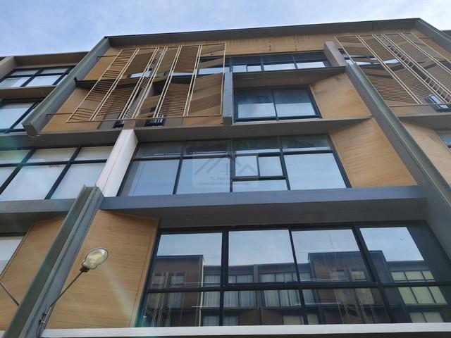 ให้เช่าโฮมออฟฟิศ 5 ชั้น โครการ The Pride สุขุมวิท 77 สไตล์ Modern Luxury Loft พร้อมลิฟท์ราคาขาย 19,900,000 บาทราคาเช่า 80,000 บาท / เดือน ( สัญญาขั้นต่ำ 2 ปี )ที่ตั้ง ถนนสุขุมวิท 77 ซอยอ่อนนุช 30 แขวงสวนหลวง เขตสวนหลวง กรุงเทพติดต่อ : คุณภัสพงณ์ 0634098164Line : deedaa23เนื้อที่ 27 ตารางวา พื้นที่ใช้สอย 380 ตารางเมตร กว้าง 5.70 เมตร จำนวน 5 ชั้น 6 ห้องทำงาน 3 ห้องน้ำ 3 พื้นที่ครัว จอดรถ 3 คัน ( จอดในโครงการ )สไตล์ Modern Luxury Loft พร้อมลิฟต