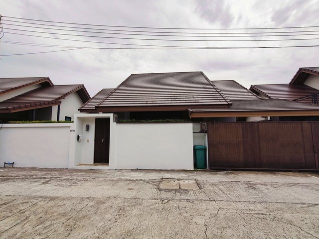 AOM 1527-หมู่บ้าน Themaple pattya ห้วยใหญ่- 2ห้องนอน 2ห้องน้ำ - 52 ตรว เดินได้รอบบ้าน-เฟอร์นิเจอร์และสิ่งอำนวยความสะดวกครบครัน-เครื่องใช้ไฟฟ้าครบ( เตาอบและอุปกรณ์เบเกอรี่ไม่มีให้)-กระเป๋าใบเดียวเข้าอยู่ได้เลย- 8-10นาที ถึงชายหาดจอมเทียน- 3-5นาที ถึงมอเตอร์เวย์-อยู่ใกล้ถนนหลักห้วยใหญ่ เข้าซอยไม่ลึก-ใกล้ เซเว่น โลตัส-ระบบรักษาความปลอดภัยดีเยี่ยม-ค่าเช่า 45,000/ด-เข้าอยู่จ่าย 3เดือน-ส