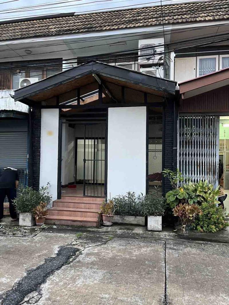 Agent Postให้เช่าทาวน์เฮ้า 2 ชั้น อยู่  ซอยวิภาวดี 42 แยก 4 ใกล้วัดเสมียนนารี กทม.อยู่ห่างจากสถานีรถไฟฟ้าสายสีแดง (วัดเสมียนนารี) ประมาน 300 ม.1 ห้องนอน และ 1 ห้องน้ำมีห้องอเนกประสงค์ และห้องครัวเลี้ยงสัตว์ได้มีแอร์ 2 ตัวจอดรถได้ริมถนนข้างๆบ้าน ซอยวิภาวดี 42 แยก 4 ถนนวิภาวดี-รังสิต แขวงลาดยาว เขตจตุจักร กทม. 10900แผนที่  https://maps.app.goo.gl/a8fw4CeHpmD9wD4J7ค่าเช่า 13,000 บาท สัญญา 1 ปี ค่าเช่า 15,000 บาท สัญญา 6 