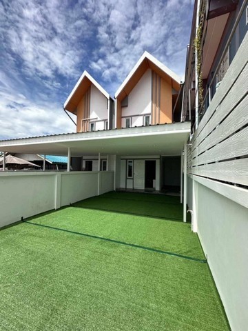 บ้านเดี่ยว  2 ชั้น ขายพร้อมอยู่  ขนาด 40ตรว. พิกัด มาบ 2 ค่ายมวย  ต.หนองปรือ อ.บางละมุง จ.ชลบุรี