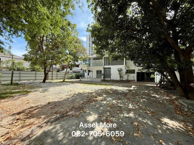 ปล่อยเช่าบ้านเดี่ยว 2ชั้น  (สุขุมวิท)  มีบริเวณลานกว้าง ทำเลดี ใกล้บีทีเอสเอกมัย   แขวงพระโขนงเหนือ เขตวัฒนา