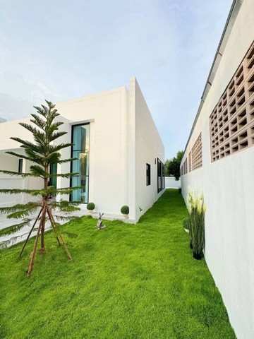 AOM 1533ให้เช่า บ้านเช่า บ้านเช่าพัทยา ห้วยใหญ่พื้นที่ 50.5 ตรว  3ห้องนอน2ห้องน้ำ 1ห้องครัว      แอร์ห้องโถง 1 ห้องนอน 2ตู้เย็น เช่า 28,000 เดือน   สัญญารายปีประกัน 2 เดือน ล่วงหน้า 1 เดือน  House for rent ready to move in  Location: Huai Yai The bedroom is wide. Convenient parking, near the market, near the school If interested, please contact me. area 50.5 sq w 3 bedrooms 2 bathrooms 1 kitchen RefrigeratorSofa set 3 bedroom set4-seat dining table setFront door shoe cabinetKitchen cabinet setCurtains throughout the houseSmoke hoodBuilt-in TV setLiving room air conditioningAir Conditioner for 2 BedroomRental price 28,000 month2 months  1 month ติดต่อขอรูปและรายละเอียดเ