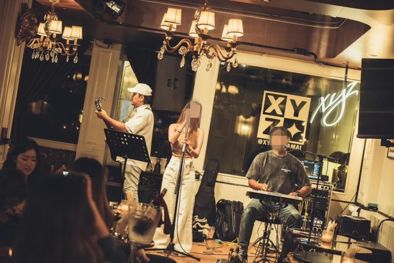 สนใจติดต่อ คุณเบ้นโทร 081-931-5088#ปรับราคาเซ้งสุดท้าย จาก3.8 เหลือ 3 ล้านถ้วน เท่านั้น- มีเงินประกันอยู่ในสัญญาอีก 301,500 บ - บาร์เปิดใหม่ใจกลางเอกมัย -(เวิ้งโบราณ เอกมัย ซอย 10)- ทำเลทอง สำหรับสายกิน ดื่ม ฟังเพลงครบจบในที่เดียว!- ร้านอาหาร |  บาร์ |  ค็อกเทลบาร์ |  ร้านดนตรีสด ดำเนินกิจการต่อได้เลย- ค่าเช่า: 90,000 บาท/เดือน- สัญญายาวถึง 31 ธันวาคม 2568- มีเงินประกันในสัญญาอีก 301,500 