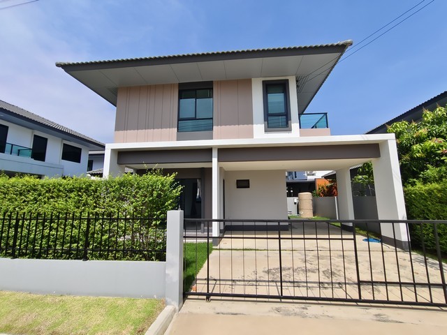 -      บ้านเดี่ยว 2 ชั้น ขนาดพื้นที่ 50.8 ตารางวา - 4 ห้องนอน 3 ห้องน้ำ 1ห้องครัว 3 ที่จอดรถ -พื้นที่ใช้สอย 153 ตร.วา-บ้านใหม่มาก ซื้อมาตกแต่งแล้วยังไม่เคยเข้าอยู่-หน้าบ้านวิวสวนสาธารณะ  สวย  ให้ความเป็นส่วนตัว ไม่มีเพื่อนบ้านฝั่งตรงข้าม  -แถมแอร์ ใหม่เอี่ยม 4 เครื่อง พร้อมติดผ้าม่าน และมุ้งลวดทุกห้อง ( พร้อมเข้าอยู่ได้ทันที        ช่วยประหยัดเวลาตกแต่ง )-บ้านหันหน้าทิศใต้ (เป็�