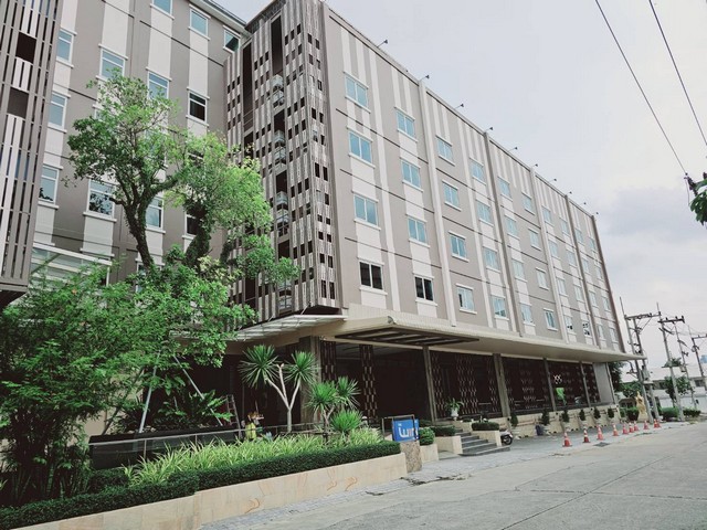 ขายโรงแรมพัทยากลางโรงแรมติดถนนหลักสุขุมวิทผังเมืองสีแดง..ทำเลดีสุดๆหันหน้าไปทางทิศตะวันออกรีโนเวทใหม่เรียบร้อยแล้วพร้อมดำเนินกิจการต่อได้เลยต.หนองปรือ อ.บางละมุง จ.ชลบุรีมีใบอนุญาตประกอบธุรกิจโรงแรมถึงปี 2570โฉนด 7 แปลงปลอดภาระทุกแปลงเนื้อที่ 1 ไร่ 1 งาน 67.7 ตารางวาอาคารที่พัก 5 ชั้น 95 ห้อง-double 5 ห้อง-twin 84 ห้อง-triple 6 ห้องติดถนนสุขุมวิทใกล้อุโมงค์ใกล้แหล่งธุรกิจเ