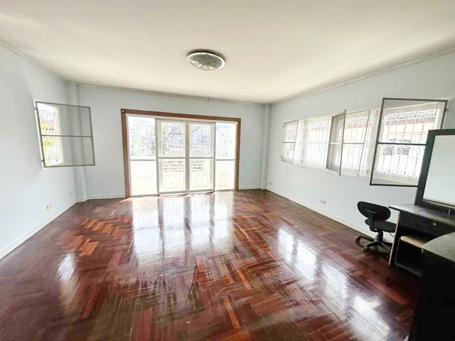 วัดศีลมหาสนิท ตลิ่งชัน1.6 กม. ถนนราชพฤกษ์  คฤหาสน์ บ้าน 2 ชั้น 100 ตร.ว ตลาดกรุงนนท์ สวนผัก32 S29 โฮมเวิร์ค3 นอน .300 ตร.ม.สามารถทำธุรกิจ