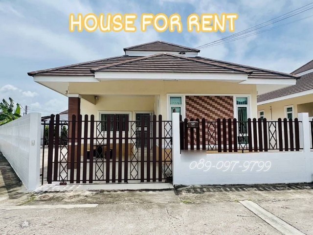 AOM 1534HOUSE FOR RENT IN PATTAYA บ้านเดี่ยวสำหรับให้เช่าซอยสยามคันทรีคลับ2 ห้องนอน 2 ห้องน้ำ เฟอร์นิเจอร์ครบ รปภ 24 ชั่วโมงสิ่งอำนวยความสะดวกครบครันใกล้ตลาดไร่วนาสินใกล้โรงเรียนนานาชาติใกล้มอเตอร์เวย์สาย 7ราคาเช่าเดือนละ 30,000 บาทมัดจำ 2 เดือน ล่วงหน้า 1 เดือนHOUSE FOR RENT IN PATTAYA Single house for rent Soi Siam Country Club2 bedrooms, 2 bathroomsFully furnished24-hour securityFull facilitiesNear Raiwanasin MarketNear international schoolsNear Motorway 7Rental price 30,000 baht per monthDeposit 2 months, 1 month in advanceติดต่อขอรูปและรายละเอี