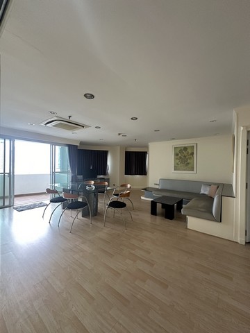 ให้เช่า: อพาร์ตเมนต์ 3 ห้องนอน 3 ห้องน้ำทำเล: ย่านที่ดีที่สุดราคา: 40,000 บาท ต่อเดือนขนาด: 154.78 ตร.ม. ความสูงฝ้าเพดาน: 2.98 เมตรสิ่งอำนวยความสะดวก:3 ห้องนอน 3 ห้องน้ำห้องแม่บ้าน & ระเบียงที่จอดรถส่วนตัว 1 คันฝ้าเพดานสูง (2.98 เมตร)สระว่ายน้ำส่วนกลาง & ซาวน่าฟิตเนสที่ทันสมัยสนามเด็กเล่นในร่มระบบรักษาความปลอดภัย 24 ชั่วโมง & กล้อง CCTVสามารถดูห้องได้ทันทีพร้อมเข้าอยู่ มกราคม 202