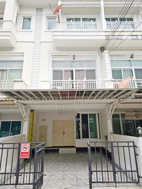 Airport Link หัวหมาก 1.9 กม.ถูกที่สุด พระราม9 ประเวศ ม.นานาชาติแสตมฟอร์ด 100 ม.ตกแต่งเฟอร์ เครื่องใช้ไฟฟ้าครบ 3นอน โฮมออฟฟิศ 3 ชั้น  3 น้ำ รร.นานาชาติเซนต์จอร์จ 1.4 กม.24 ตร.วา.280 ตร.ม.ทำเลดี ตลาดพัฒนาการ 1.1 กม.ให้เช่า 24,998 B-M เดินทางสะดวกสบายStamford Inter University 100 m. The Cheapest Rama9 Prawet 3-storey Home office furnished complete electrical appliances 3 bed 3 bath St. George International School 1.4 km. 24 sq.wa.280 sq.m.good location Phatthanakan Market 1.1 km. for rent 24,998 B-M Airport Link Hua Mak 1.9 km. convenient transportationถนนมอเตอร์เวย์ ประเวศ พัฒนาการ แขวงปร�