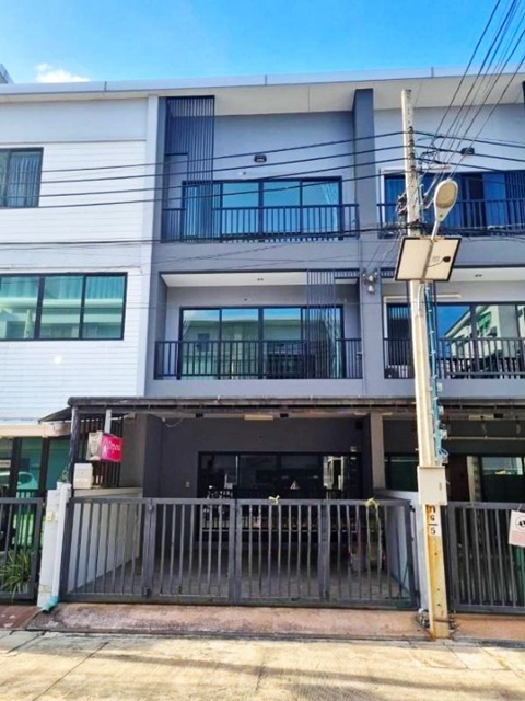 ม.รามคำแหง 800 ม ใหญ่มาก รามคำแหง17-23 พระราม9 คุ้มมาก โฮมออฟฟิศ 3 ชั้น .สภาพใหม่ 3 นอน 3 น้ำ ทำเลดี  เหมาะทำออฟฟิศ โกดังสินค้า 180 ตร.ม.18 ตร.วา.ให้เช่า 30,999 B-M เดินทางสะดวกสบาย มีรถเมย์ประจำทางผ่าน Airport Link รามคำแหง 2.2 กม.แหล่งช้อปปิ้ง ตลาดเสรีมาร์เก็ต 900 ม.Ramkhamhaeng 17-23 Rama9 Ramkhamhaeng University 800 m. Very big very worth 3-storey Home office new condition 3 bed 3 bath good location suitable for an office warehouse 180 sq m.18 sq wa.shopping area Seri Market 900 m. for rent 30,999 B-M convenient transportation there is a bus passing by Airport Link Ramkhamhaeng 2.2 km.เลียบทางด่ว�