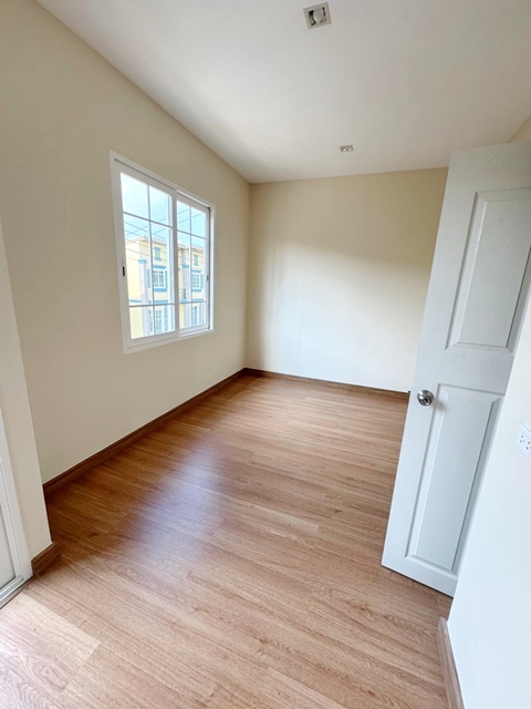 เปิดซิง! ให้เช่าบ้านหรู ติด บิ๊กซีรังสิต คลอง3 200เมตร ทาวน์เฮ้าส์ 2 ชั้น ถูกสุดๆ 19ตรว.ตลาดพาเจริญ 500 เมตร 100ตรม. น้ำ-ไฟพร้อมอยู่ 3นอน