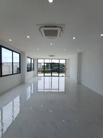 ให้เช่าสำนักงานพร้อมโรงงานสร้างใหม่ 600 ตร.ม.พื้นที่สีม่วงย่านปทุมธานี ลำลูกกาคลอง9 ทำโรงงานได้โครงการมีสาธารณูปโภคจัดทำให้แล้วเสร็จทุกชนิดราคาเช่า 155,000 บาท / เดือน ( สัญญาขั้นต่ำ 2 ปี ประกัน 3 เดือน ล่วงหน้า 1 เดือน)ที่ตั้ง ถนนลำลูกกาคลอง 9 ตำบลลำลูกกา อำเภอลำลูกกา จังหวัดปทุมธานี 12150ติดต่อ : คุณภัสพงณ์ 063-409-8164Line : deedaa23เนื้อที่ 336 ตารางวา พื้นที่ใช้สอย 600 ตร.ม ( พื้นที่โกดัง 4