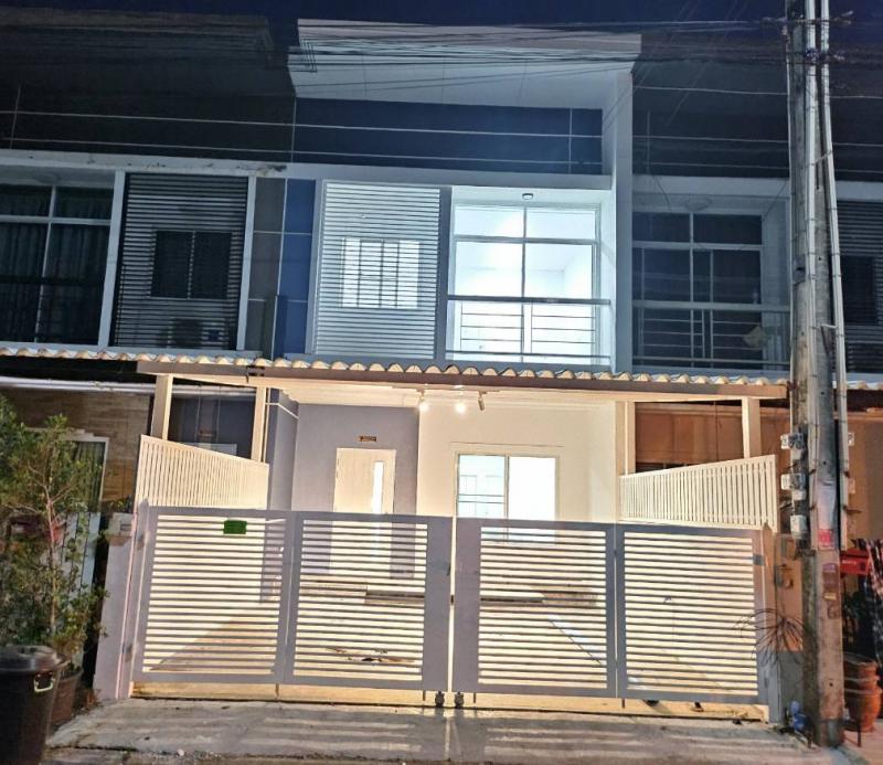 #ขายบ้านนาป่าชลบุรี#ขายบ้านรีโนเวทใหม่????ประภัสสรพรีซิโอ 4 นาป่า????ทาวน์เฮ้าส์ 2. ชั้น 20 ตรว???? 3. นอน.  2 น้ำ​  2​ จอดรถ✴️​สถานะรีโนเวทแล้วเสร็จธ.ค67♨️ แถม แถม. ฟรี????️ห้องครัวทำใหม่ทั้งหมด     พร้อม เตาแก๊สและฮูดดูดควัน????️ตู้แขวนผนังครัว 2ชุด????️ปั๊มอัตโนมัติคงที่ 200w 1ตัว????️ แอร์ 18,000 BTU 1 ตัว ????️ฟรียื่นกู้✴️รีโนเวทใหม่ทั้งหลังปรับปรุงใหม่พร้อมอยู่✅️. ราคาขาย. 1.xxx  ลบ????สถานที่ใกล้เ