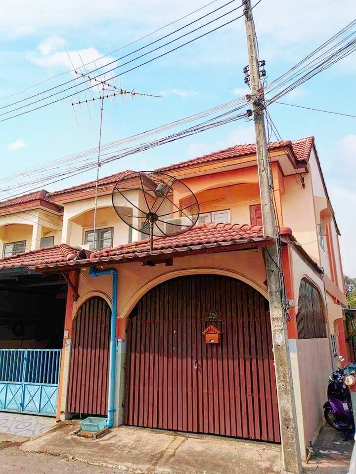 #ขายบ้านสุขใจวิลล่า1ชลบุรีราคาถูก#ขายบ้านอมตะพานชลบุรี#บ้านดีบ้านสวยชลบุรีดอนหัวฬ่อชลบุรี????​บ้านสุขใจวิลล่า1????ทาวน์เฮ้า​2ชั้นหัวมุม????​บน​เนื้อที่​  17​ ตรว​ 2​ นอน​ 2​น้ำ​????​ขายด่วนราคาพิเศษ????✅ราคาขาย​   1.29​   ลบ.✴️ของแถม ???? แอร์ 1 เครื่อง  ????เค้าท์​เตอร์​ครัว​  ????ฟรียื่นกู้✴️ค่าโอน​ 50/50????สถานที่ใกล้เคียง-ใกล้โรบินสันไลฟ์สไตล์ชลบุรี-ใกล้ทางขึ้นมอเตอร์เวย์สาย7-ใกล้