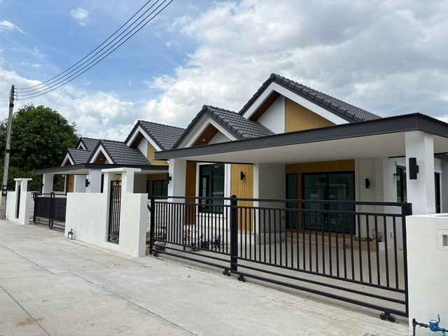 AOM 1547ขายบ้านเดี่ยวมือหนึ่งพิกัด ห้วยใหญ่-พัทยาบ้านเดี่ยว ขนาด 50 ตร.วา3ห้องนอน 2ห้องน้ำ 2จอด3,090,000 บาทปล. ถนนหน้าบ้านกว้าง6เมตรพร้อมฮู้ด-เตา-ซิงค์ ครัวสวยงามฟรี ค่าโอนเต็มจำนวนฟรี ค่าใช้จ่ายมิเตอร์น้ำ-ไฟฟรี ประตูรีโมทโรงจอดรถติดต่อขอรูปและรายละเอียดเพิ่มเติม  สนใจนัดชมสถานที่จริงContact คุณต๋อม 081-925-2443  , คุณต๋อย 086-542-7078LINE 081-925-2443   LINE 086-542-7078 อสังหาริมทรัพย์ ยินดีรับฝากขาย-เช่า อส