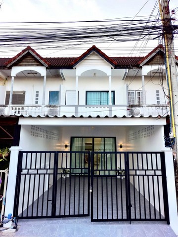 AOM 1544ขายทาวเฮาส์ 2 ชั้น ด้วยการตกแต่งที่เรียบหรูคลาสสิค ขายพร้อมเฟอร์นิเจอร์และของตกแต่งทาวเฮาส์ 2 ชั้น ทำเลซอยสยามคันทรีคลับ พรประภานิมิตร 23/2 หมู่บ้านติดถนนเดินทางสะดวก ภายในหมู่บ้านเงียบสงบ ไม่พลุกพล่าน ทาวเฮาส์ 2 ชั้น  2 ห้องนอน 2 ห้องน้ำ 1 ห้องเก็บของใต้บรรได 1 ห้องนั่งเล่น โถงกว้างมาก มาพร้อมกับชั้นวางทีวีใหญ่ๆ  Smart ทีวี ใหม่ 1 เครื่อง โต๊ะกลางรับแขกและโซฟาข