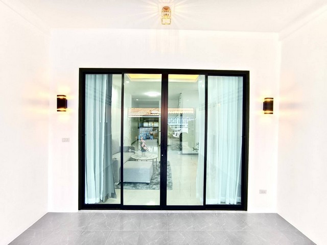 ขายทาวเฮาส์ 2 ชั้น ด้วยการตกแต่งที่เรียบหรูคลาสสิค  ขายพร้อมเฟอร์นิเจอร์และของตกแต่ง