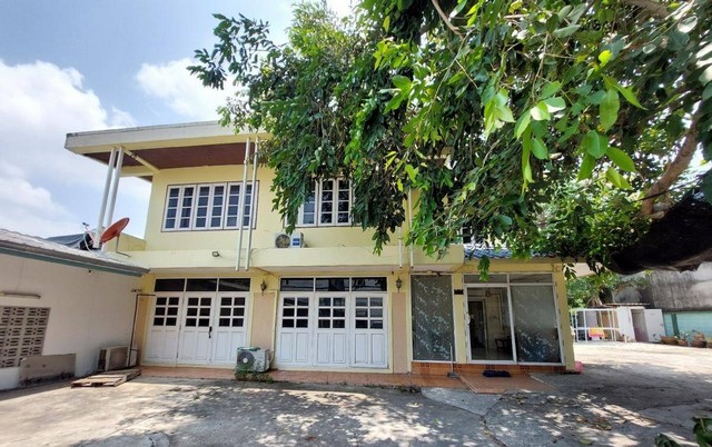 รายละเอียด#บ้านปล่อยเช่าหลังใหญ่สุทธิสารรัชดาให้เช่า บ้านเดี่ยว2ชั้น พื้นที่150ตารางวา  -มี 8ห้องนอน 4ห้องน้ำ  1ห้องโถงใหญ่ 1ห้องครัว เคาน์เตอร์ครัว-มีแอร์5เครื่อง+7ห้องอาบน้ำในตัว-จอดรถได้6คัน-เหมาะทำเป็นที่เก็บสินค้า ทำออฟฟิศ ทำสปา-Hostel โปรดั๊กเฮ้าส์ -เฟอร์นิเจอร์บิ้วท์อิน -อยู่ถนนสุทธิสาร-รัชดา ช่วงใกล้แยก20มิถุนา ประชาอุทิศ ออกลาดพร้าวซอย 48และซอย64ได้ ห่างBTSสุ