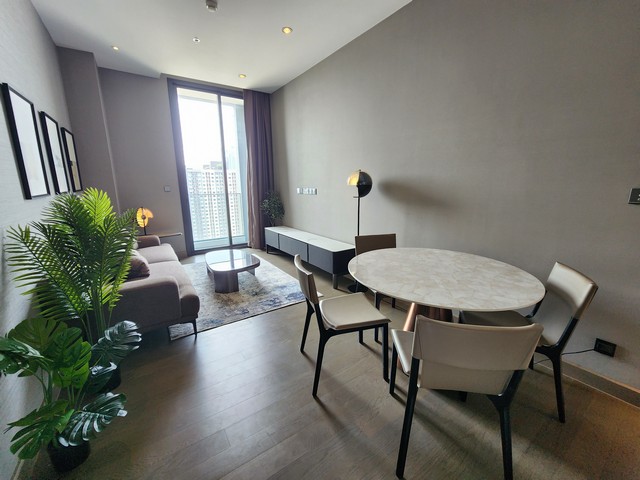 The Esse at Singha Complex.MRT: PetchburiSize: 76.85 sqm., 2 bedrooms, 2 bathrooms Floor: 27 unblocked view Rental price: 78,000 baht/month Ref.: 56529Listing Detail: www.rent-bangkok-condo.com/properties/56529/Co-agents are welcome. - - -Contact us for more information or arrange a viewing:Email. rbc.rentbangkokcondo@gmail.comCall. 066-0588-655Line ID: @rentbangkokcondohttps://lin.ee/9cMeMxeWhatsapp: 0660588655Wechat 微信: rentbangkokcondo