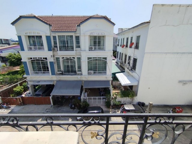 ขายบ้าน Fully Furnished Townhome 3ชั้น ตกแต่งพร้อมอยู่ หมู่บ้านใจกลางเมืองลาดพร้าว กรุงเทพมหานคร พื้นที่ใช้สอย 190ตรม. 4ห้องนอน 4ห้องน้ำ 1ห้องครัว มีระเบียงชั้น2 และชั้น3 พร้อมเฟอร์นิเจอร์ บนเนื้อที่ 23.1ตรว. ตั้งอยู่ แขวงลาดพร้าว เขตลาดพร้าว กรุงเทพมหานครสถานที่ใกล้เคียง- สำนักงานเขตลาดพร้าว 500ม.- Winest ศูนย์ดูแลผู้สูงอายุและฟื้นฟูผู้ป่วย 1.5กม.- Viking Soccer Field 2กม.- เซ็นทรัล อีสตวิลล์ 2.3กม.- โรง�