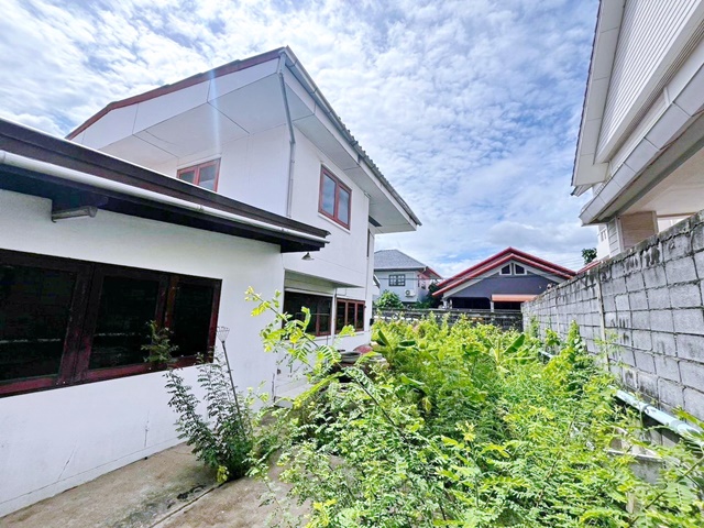 บ้านเดี่ยว 2 ชั้น ติดราชวินิตบางเขน  ถ.งามวงศ์วาน45-49 3นอน 3น้ำ 80 ตร.วา.240 ตร.ม. ม.เกษตรศาสตร์ 2.8 กม.   MRT บางเขน 1.6 กม.  เดอะมอลล์