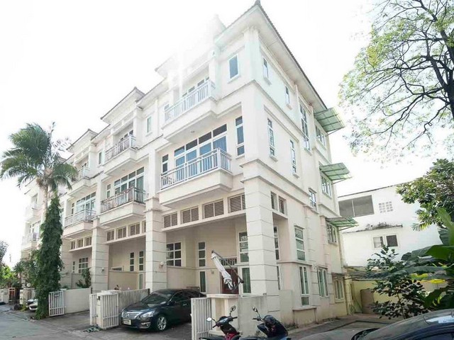 Fully Furnished Townhome หรู สุขุมวิท54 โครงการหมู่บ้านหงส์นคร3.5ชั้น ขนาด 250ตรม ขนาด 25ตรว (ติดสวน) ตกแต่งพร้อมอยู่ 4ห้องนอน 4ห้องน้ำ 1ห้องนอนแม่บ้าน 1ห้องน้ำแม่บ้านจอดรถได้ 2 คันราคาขาย 13.8 ลบ (ลดจาก 15 ลบ)- ตรงข้าม ร.ร.Barkeley- ใกล้ ร.ร.เซนโยบางนา- ใกล้ Bitec และ เซ็นทรัล บางนาการเดินทาง- ลงสถานี Bts อุดมสุข เดินสกายวอร์คมาลงหน้าตึกได้อย่างง่ายดายเพียง100เมตร-การเดินทางสะดวกใกล้รถไฟฟ้า BTS อ่อนนุช, ทาง�