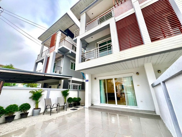 AOM 1557ทาวน์โฮม 3 ชั้น หน้ากว้าง  ทำเลดี เขาน้อยใกล้เดอะชิลด์ภายในกว้างแบบบ้านเดี่ยว ไม่อึดอัดปล่อยเช่าเพียง 35,000 เดือน 4 นอน 5 น้ำ ทุกห้องนอนมีห้องน้ำในตัวทุกห้องนอนกว้างมากเฟอร์นิเจอร์ และเครื่องใช้ไฟฟ้า ใหม่ทั้งหมด ตู้เย็น 11 คิวทีวี 55 นิ้วเครื่องทำน้ำอุ่นเตาแก๊สกล้องวงจรปิด 2 ตัวเงื่อนไขรับสัตว์เลี้ยง  เก็บค่าประกันเพิ่ม 10,000 ถ้าเฟอร์ไม่เสียหายเจ้าของบ้านคืน