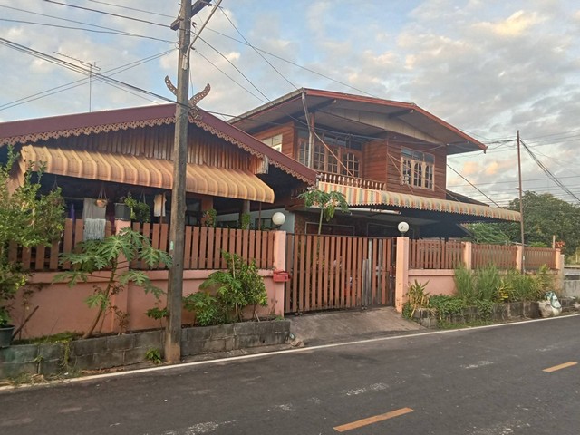 ขายด่วนบ้านเดี่ยวหนองสองห้อง  อำเภอเมือง หนองคาย  ใกล้ถนนใหญ่ถนนมิตรภาพ หนองคาย อุดร  จุดเด่นทำเล • ห่างจากถนนมิตรภาพเพียง 10 เมตร! • ใกล้แหล่งชุมชน สะดวกต่อการเดินทาง • ถนนเข้า-ออกสะดวก เหมาะสำหรับอยู่อาศัยหรือทำธุรกิจรายละเอียดทรัพย์ บ้านหลังที่ 1 • บ้านชั้นเดียว • พื้นที่ 32 ตร.วา • ราคา 2.75 ล้านบาทบ้านหลังที่ 2 • บ้านสองชั้น • พื้นที่ 42 ตร.วา • ราคา 3.85 ล้านบาทข้อเ�