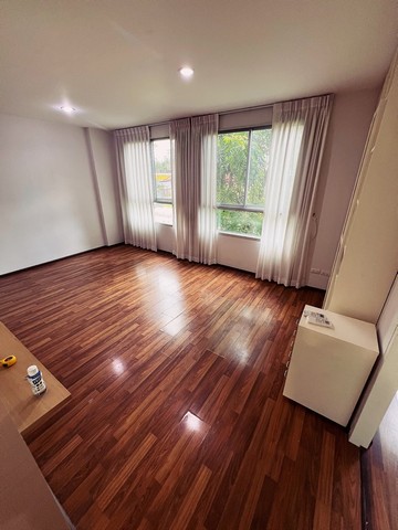 ขายคอนโด ยู @ หัวหมาก สเตชั่น (Condo U @ Huamark Station) คอนโด Low rise ขนาด 42.50 ตร.ม. (เลขที่ยูนิต A/0217 บ้านเลขที่ 99/15) จำนวน 1 ห้องนอน 1 ห้องน้ำ 1 ห้องครัว ห้องใหญ่ ห้องมุม สงบเป็นส่วนตัว ราคา 2.10 ลบ. รีโนเวทห้องใหม่ เจ้าของอยู่เอง ห้องสวย ตรงปก ห้องตั้งอยู่ตึก A ชั้น 2 คอนโดติดถนนใหญ่ คือ ถนนหัวหมาก เงียบสงบ เป็นส่วนตัวเพียง 407 ยูนิต ทั้งใกล้รถไฟฟ้า Airport Link สถานีหัวหมาก เฟอร์นิเจอร์ + เครื่องใช้ไฟฟ้า