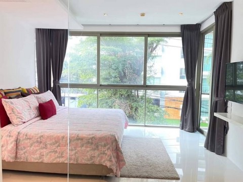 TEL : 092-288 9359 Ms. DanitaLine : https://line.me/ti/p/yxo92dHWP1ให้เช่าเดอะ แซงชัวรี วงศ์อมาตย์คอนโดริมทะเลพัทยา Beachfrontพิกัด วงศ์อมาตย์ บางละมุงหน้าสุดของโครงการ ติดทะเล เห็นวิวเต็มๆ สวยมากพื้นที่ห้อง 92 ตารางเมตร ชั้น 2 Sea View 2 ห้องนอน 2 ห้องน้ำ 1 ครัว1 ห้องนั่งเล่น 1 ระเบียงขนาดใหญ่สิ่งอำนวยความสะดวก- สระว่ายน้ำ- ฟิตเนส- ซาวน่า- สวนหย่อม- ห้องสมุด- รปภ. 24 ชม.- กล้องวงจรปิดโครงการ- ประตู Key Cardสถานที่สำคัญใกล้เคี�
