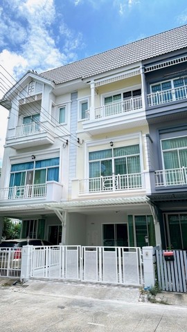 ขายทาวน์โฮม 3 ชั้น   ( สวย ปรับปรุงใหม่ ทำใหม่ ระบบไฟ/น้ำ พร้อมเข้าอยู่ )หมู่บ้าน เดอะเมโทร  พระราม9 ติด ถ.พัฒนาการ แขวงประเวศ เขตประเวศ กรุงเทพฯ 10250ติด มหาวิทยาลัยนานาชาติแสดมฟอร์ด  ใกล้ Airport link หัวหมาก และ สถานีทับช้าง ,ใกล้สนามบินสุวรรณภูมิ ,โรงพยาบาลสมิติเวช ศรีนครินทร์, โรงพยาบาลวิภาราม ,ห้างเดอะไนน์ พระราม 9, เมกาบางนา, ซีคอนสแควร์ เดินทางสะดวก ได้หลายเส้นทาง ถนนม�